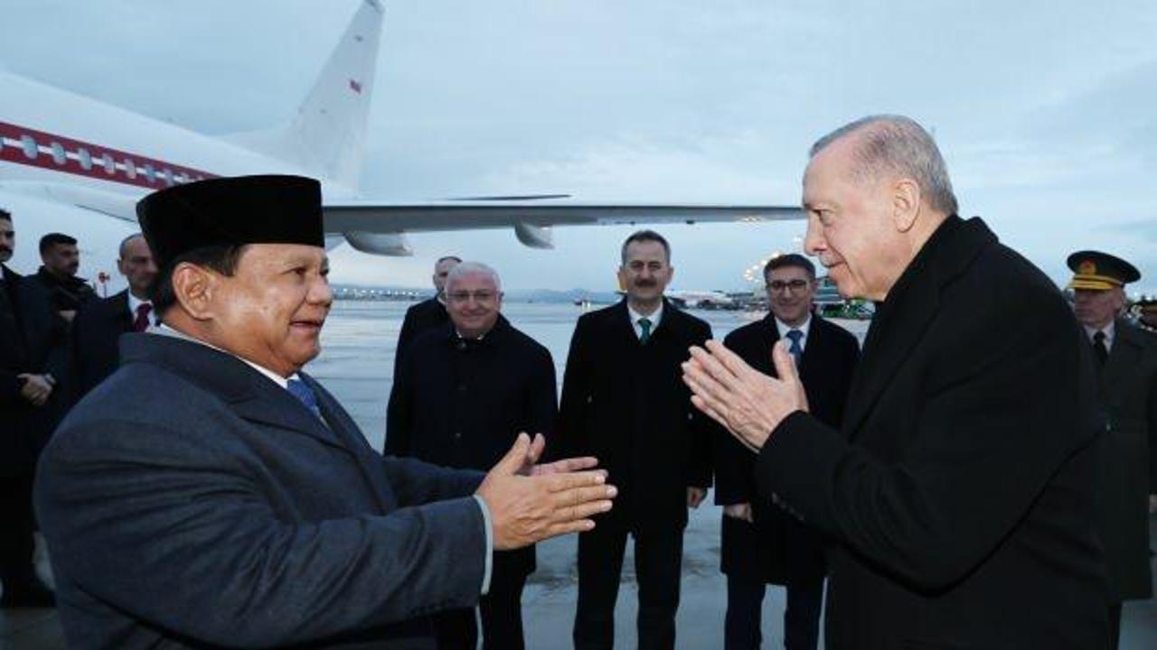 Erdoğan, Endonezya Cumhurbaşkanı Subianto'yu havalimanında karşıladı