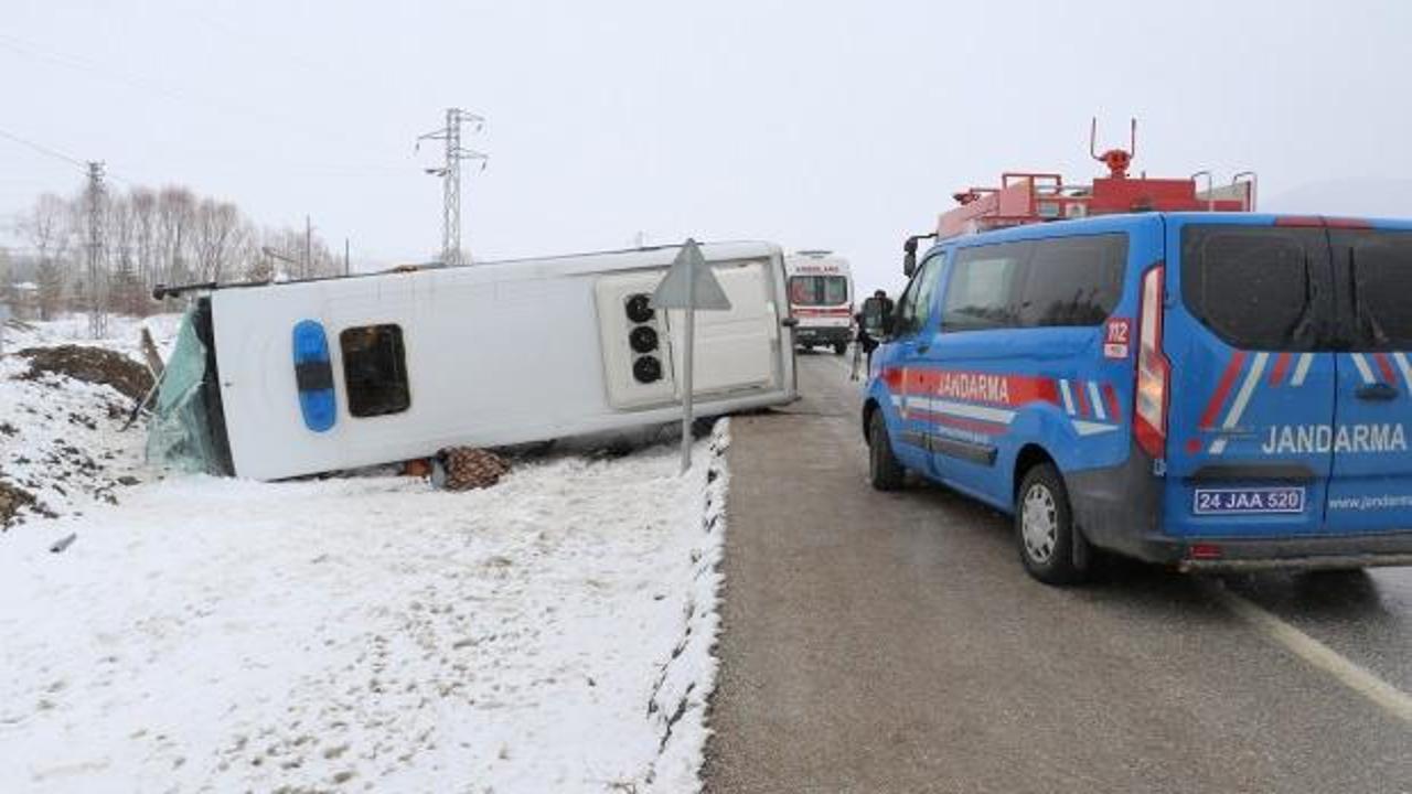 Erzincan’da cezaevi aracı ile hafif ticari araç çarpıştı:  1 kişi öldü, 9 kişi yaralandı