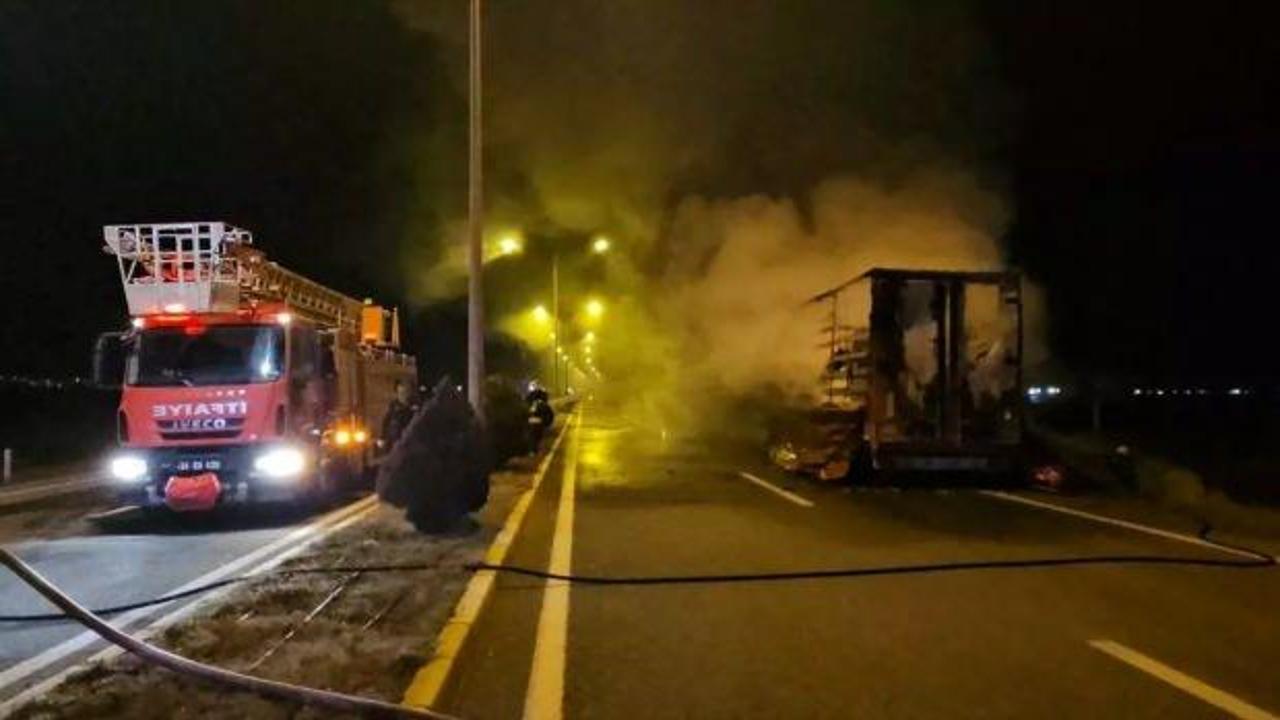 Erzincan'da seyir halinde alev alan tır kullanılamaz hale geldi
