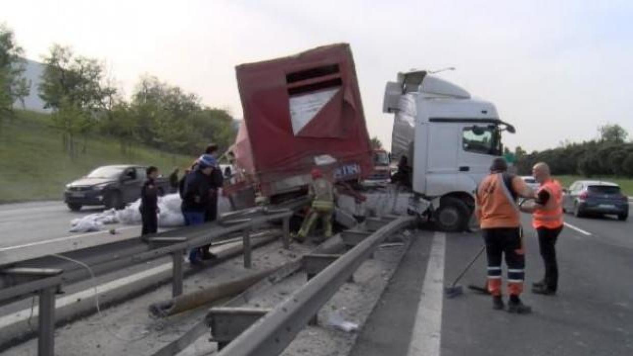 Esenyurt TEM Otoyolu'nda inşaat malzemesi yüklü TIR bariyerlere saplandı