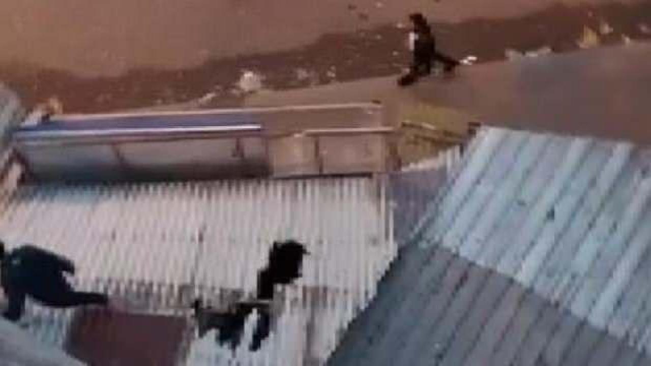 Esenyurt'ta hırsız apartman boşluğuna sıkışında itfaiye devreye girdi!