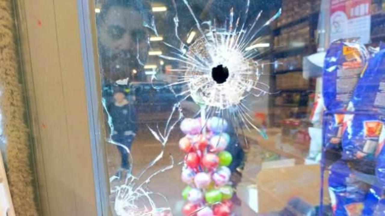 Esenyurt'ta insanların olduğu markete kurşun yağmuru