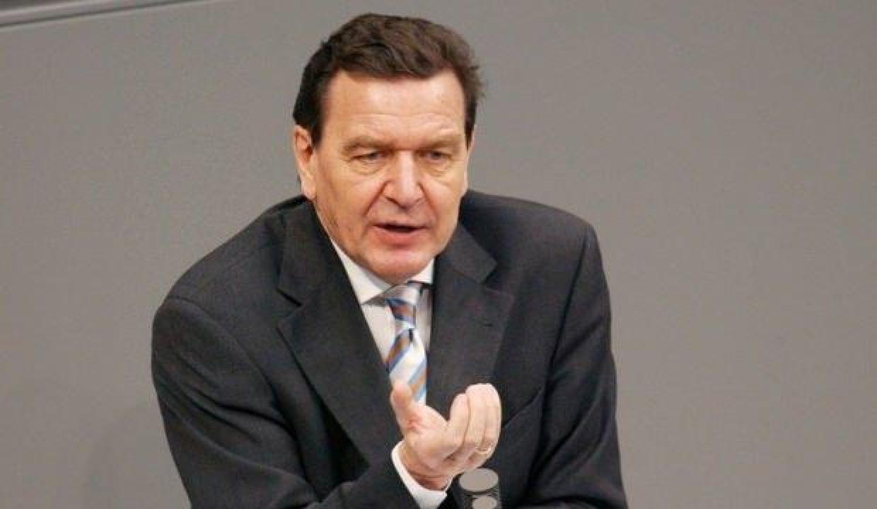 Eski Almanya Başbakanı Schröder'in Rusya yanlısı tutumu danışmanlarını istifa ettirdi