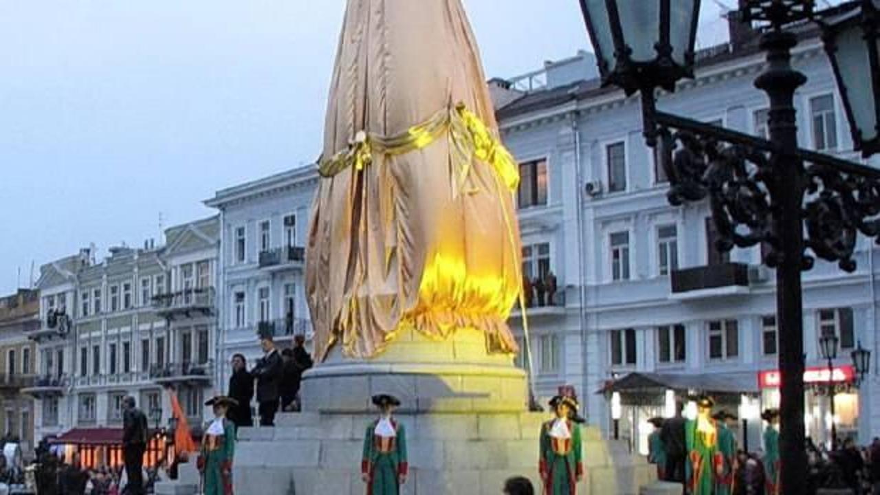 Eski Ukraynalı vekil: Rus bayrağı asan kadın öldürüldü