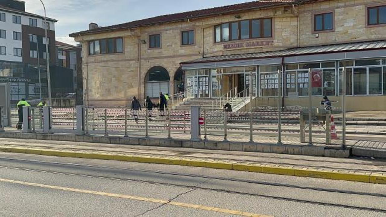 Eskişehir'de aşırı hız yapan sürücü tramvay durağına daldı
