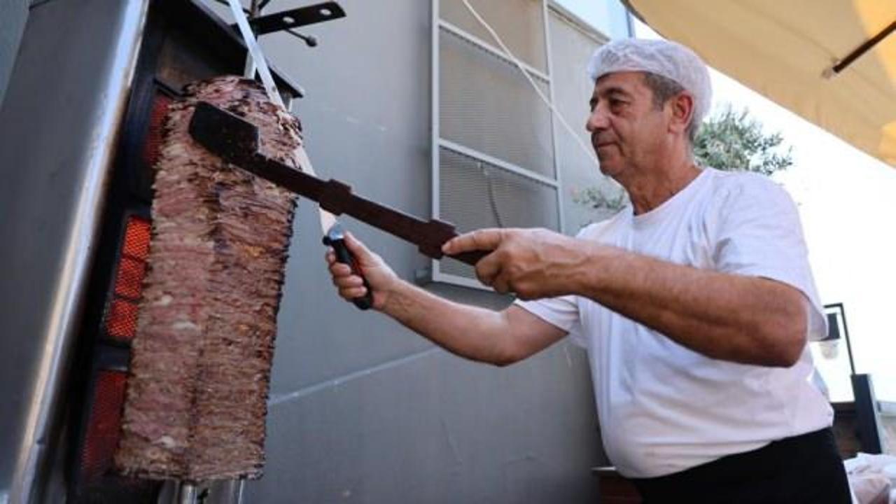 Et döner tezgahını Meclis'e kurarak döner dağıttı