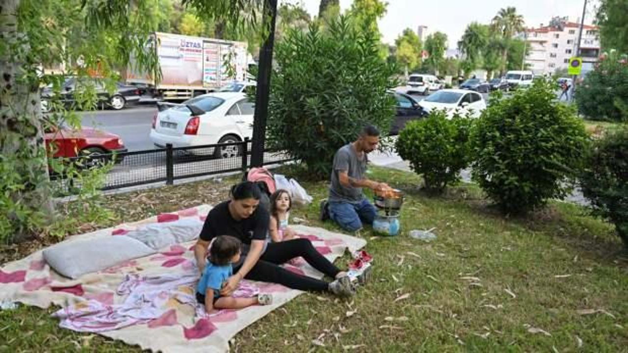 Ev sahibinin yaklaşık 5 katına çıkardığı kirayı ödeyemeyen aile parkta yaşıyor
