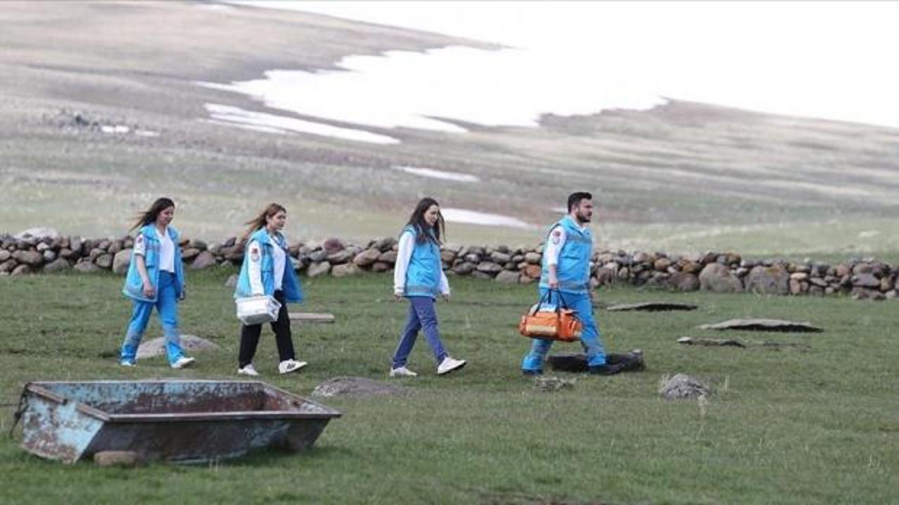 Evde sağlık hizmeti alan 395 hasta için her koşulda dağları tepeleri aşıyorlar