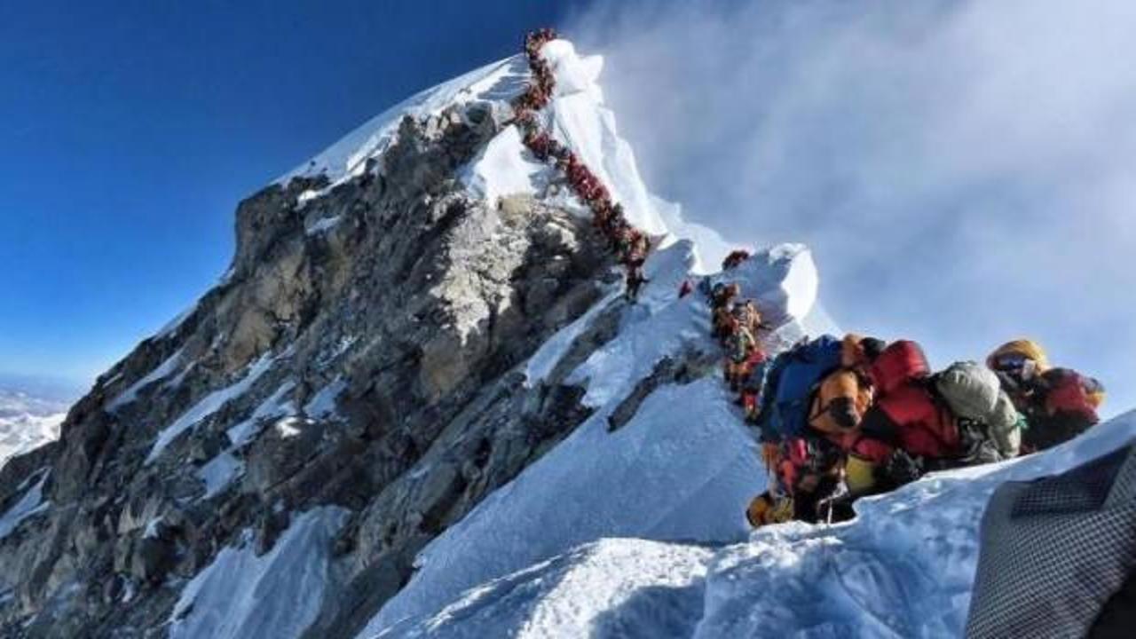 Everest kokmaya başladı: Dışkılamak yasaklandı