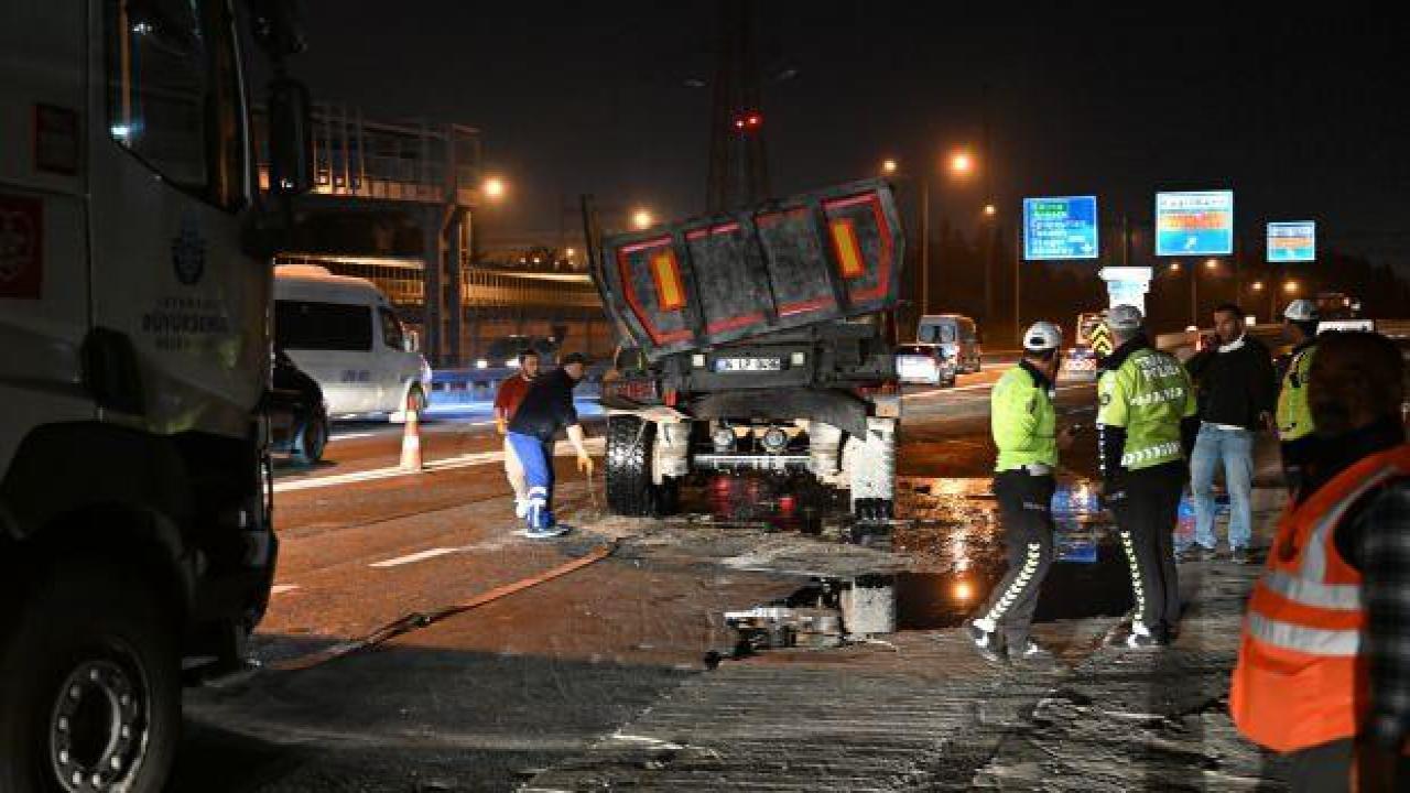 Eyüpsultan’da üst geçide çarpan kamyonun dorsesi ayrıldı