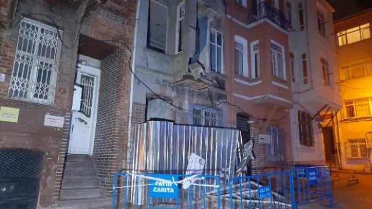 Fatih'te 3 katlı metruk binada balkon çöktü