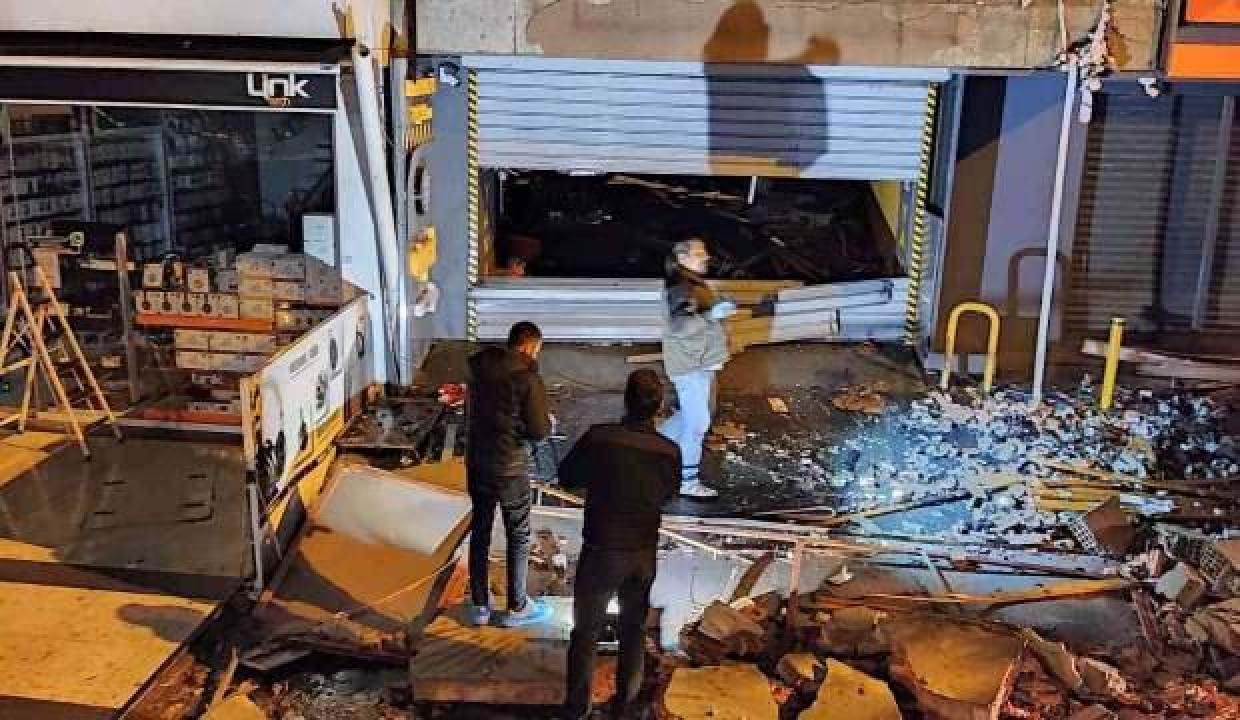 Fatih'te dört katlı otoparkta çıkan yangın söndürüldü
