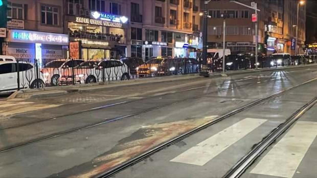Fatih'te yolun karşısına geçmeye çalışan adama tramvay çarptı