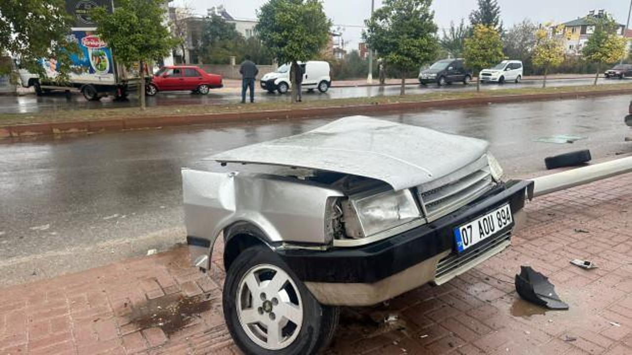 Feci kaza! Direğe çarpan otomobil iki parçaya ayrıldı