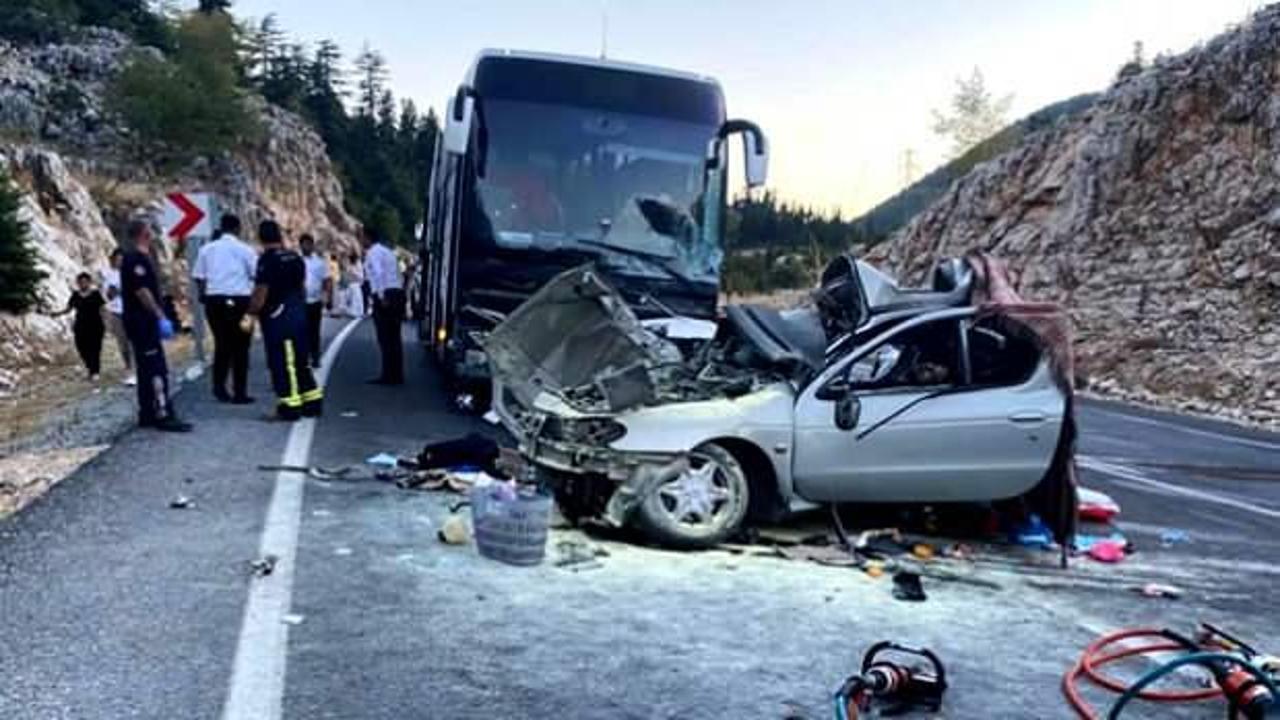Feci kaza! Otobüsün çarptığı otomobil 95 metre sürüklendi: 1 ölü, 5 yaralı