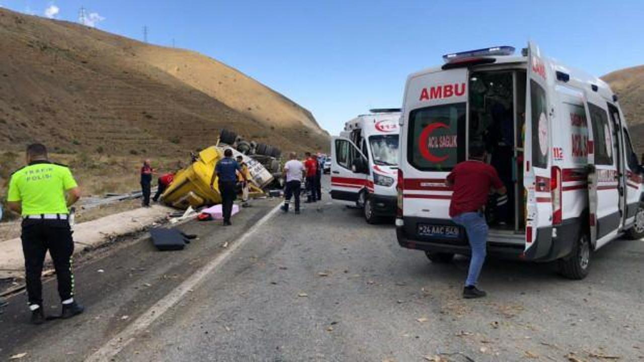 Feci kaza: Tır ile otomobil çarpıştı: 4 kişi hayatını kaybetti