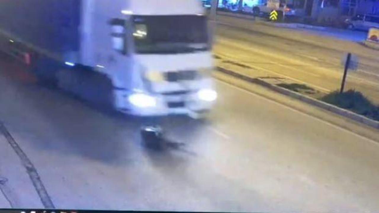 Feci kaza! Tırın çarptığı yaya metrelerce fırladı