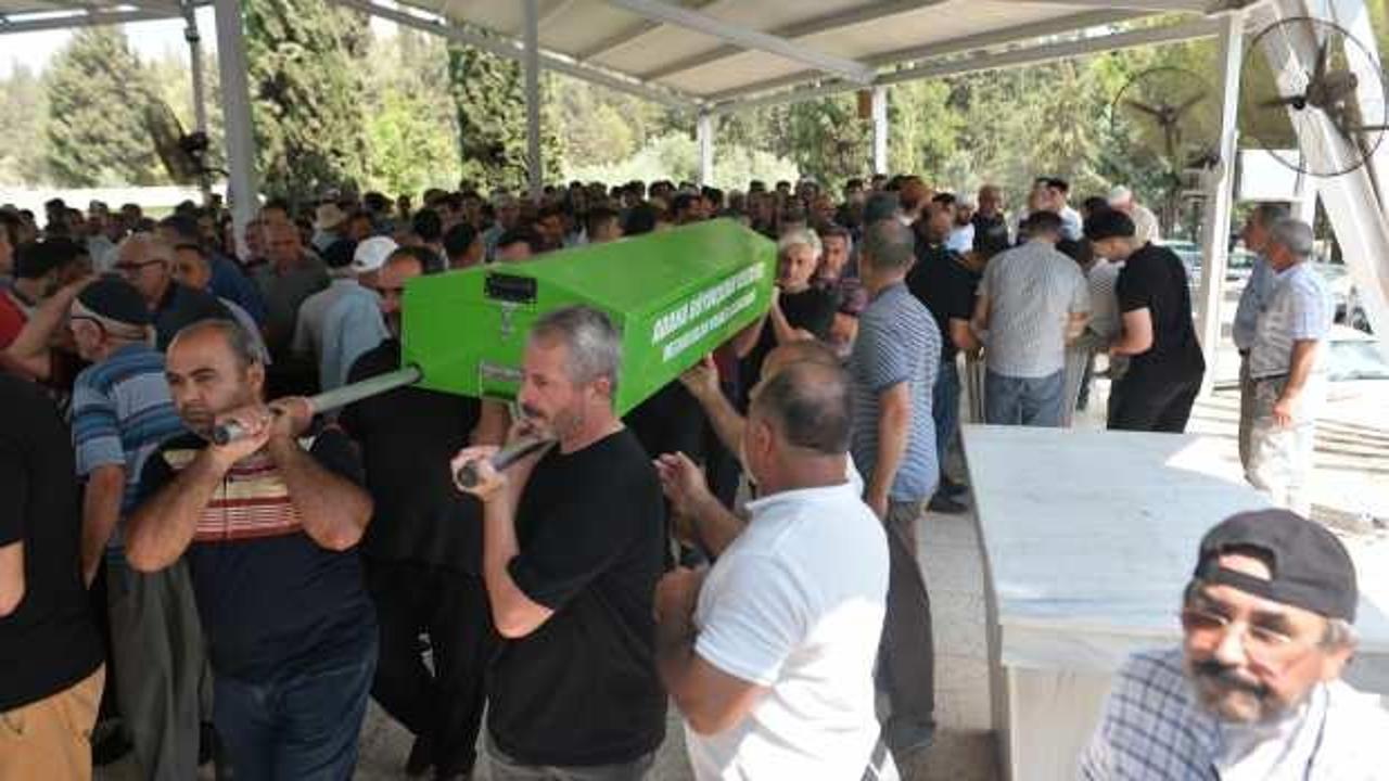 Feci kazada hayatını kaybeden aynı aileden 3 kişi Adana'da son yolcuğuna uğurlandı