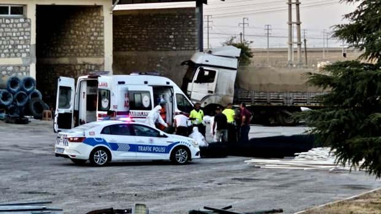 Feci olay! Tırın çarptığı araçta bulunan şey 2 kişiyi canından etti!