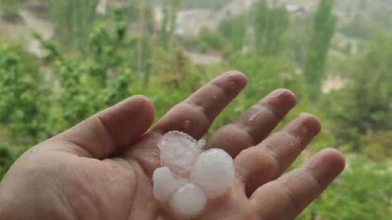 Feke'de dolu yağışı, tarım arazilerine zarar verdi