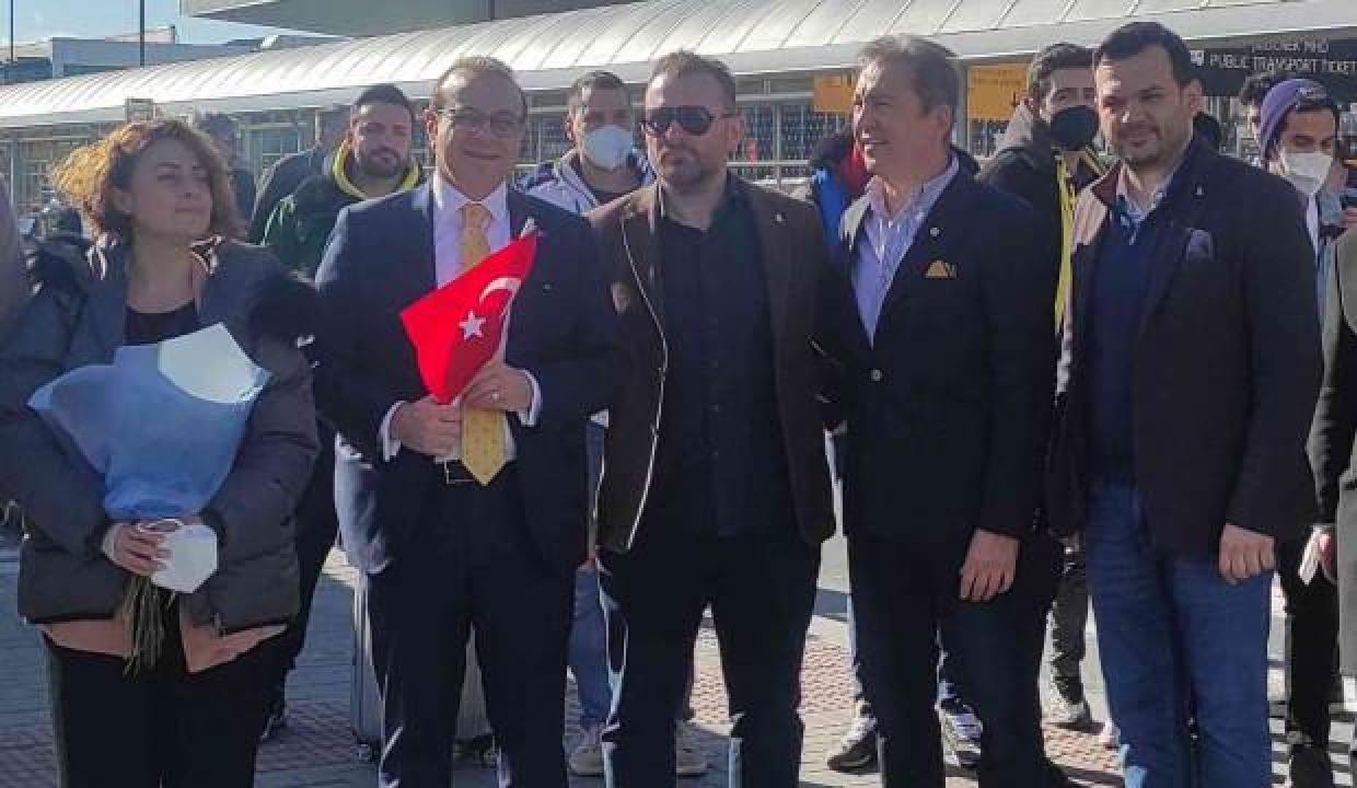 Fenerbahçe Prag’da çiçeklerle karşılandı