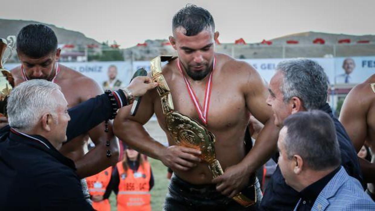 Feslikan’ın başpehlivanı Yusuf Can Zeybek