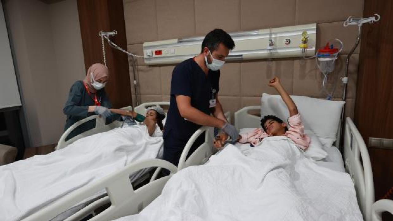 Filistinli 2 kardeş Cumhurbaşkanı Erdoğan’ın talimatıyla tedavi için Ankara’ya getirildi