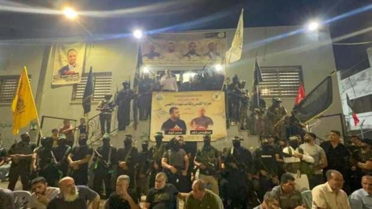 Filistinli gruplardan mülteci kampında askeri geçit töreni