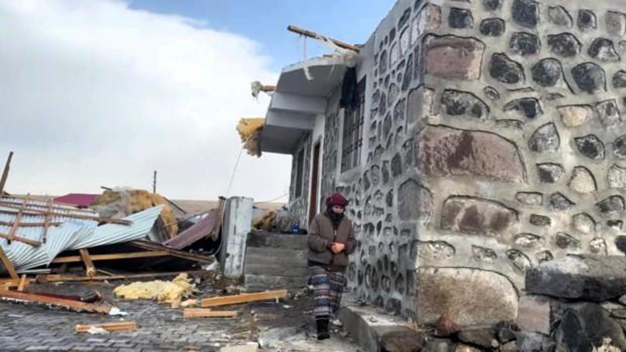 Fırtına Ardahan'ı yıktı geçti: Çatılar uçtu evlerde hasar oluştu