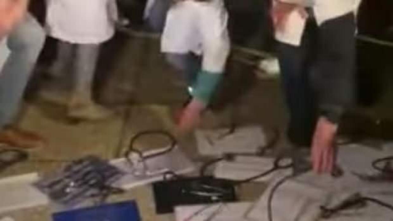 Fransa'da doktorlar isyan etti: Stetoskoplarını fırlattılar