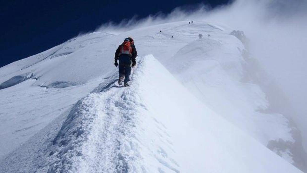 Fransa'da Mont Blanc'a tırmanan iki dağcı yüzlerce metreden düşerek öldü