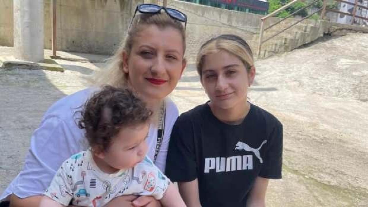 Fransa'da öldürülen anne ve 2 çocuğu, Trabzon'da defnedildi