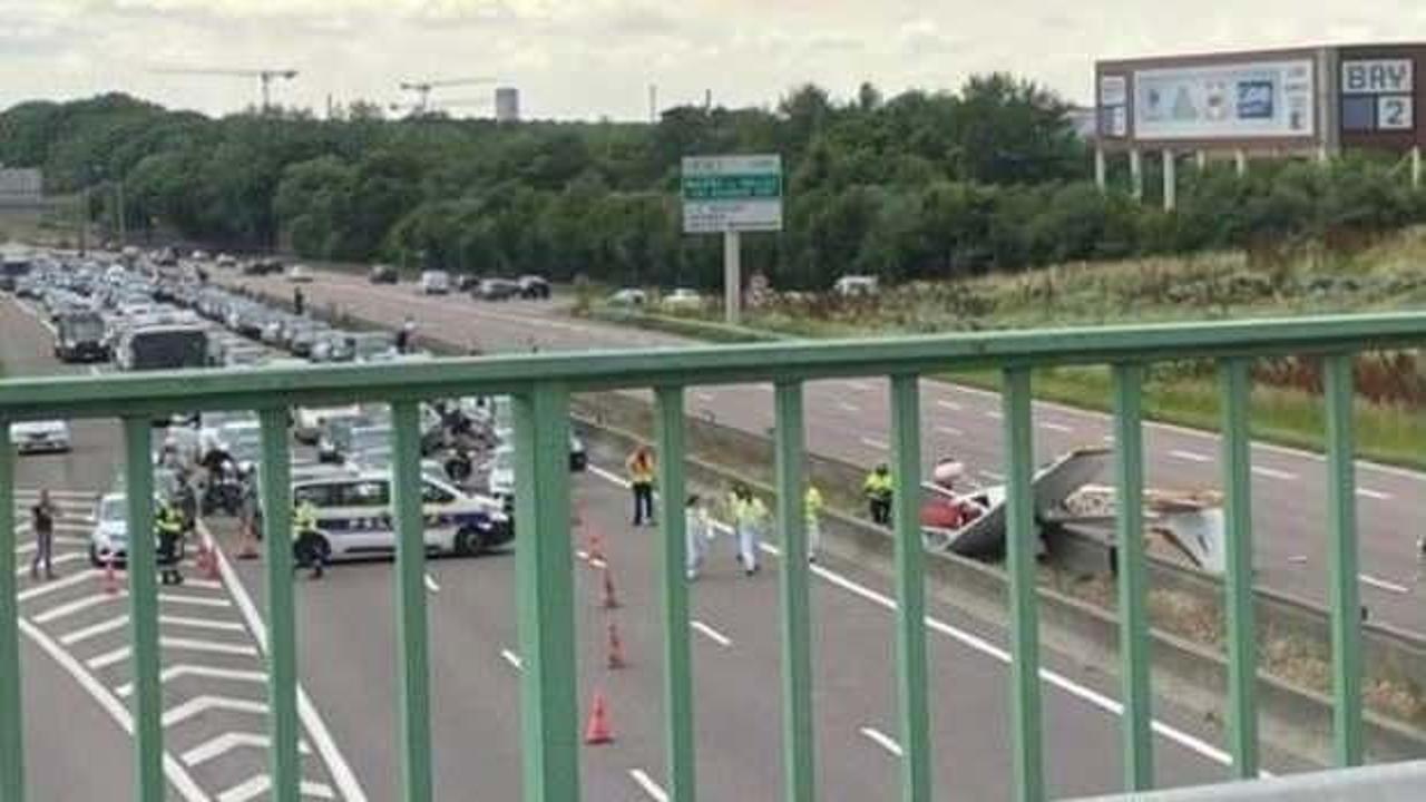 Fransa’da otoyola küçük uçak düştü: 3 ölü