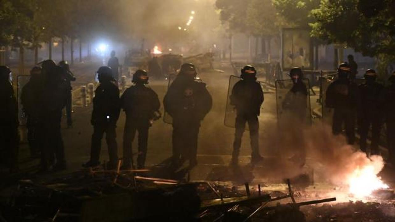 Fransa'da protestolar durulmuyor: Zırhlı araçlar ve ağır silahlı birimler sokağa indi