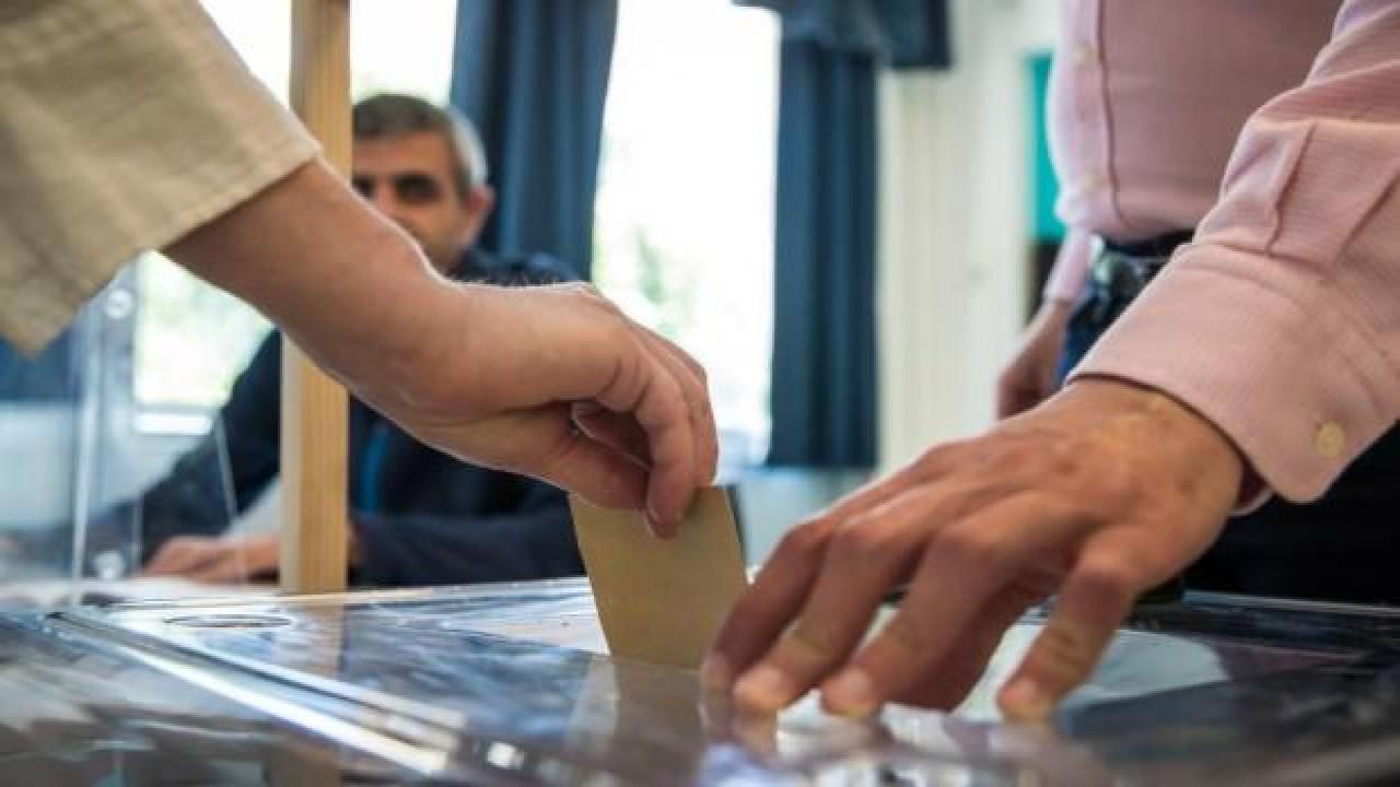 Fransa'daki seçimde sayım devam ediyor:  İlk çıkan sonuç