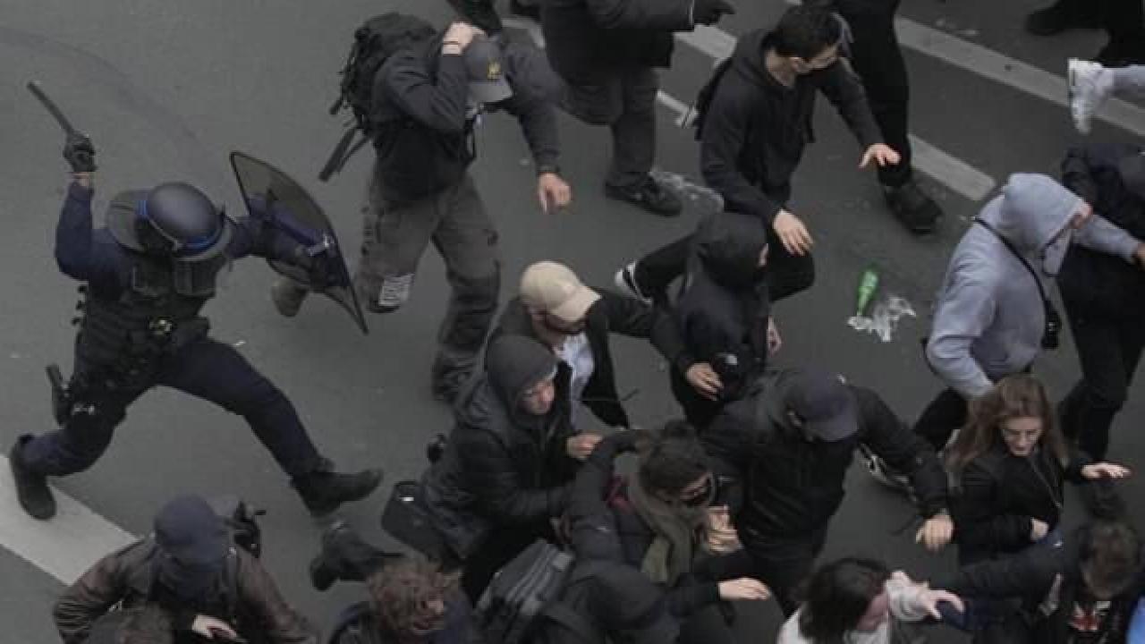 Fransız polisi göstericileri copla dövdü: Bu görüntüler infiale neden oldu!