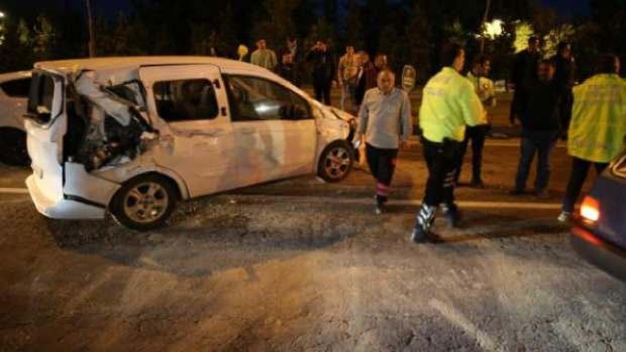 Freni boşalan kamyon 6 araca çarptı: 7 yaralı