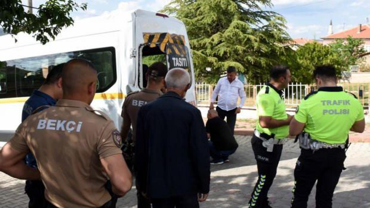 Freni boşalan minibüs öğrencilere çarptı: 4 yaralı