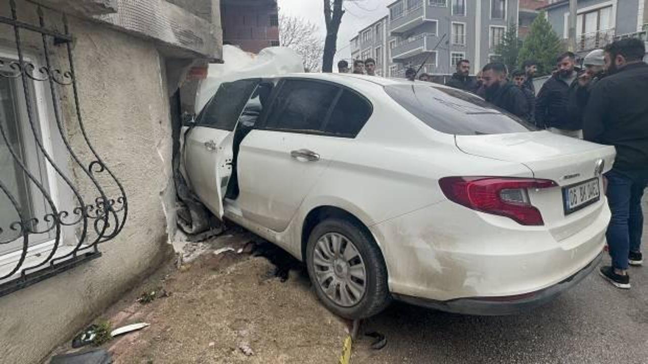 Freni boşalan otomobil binanın duvarına çarptı: 2'si ağır 4 yaralı