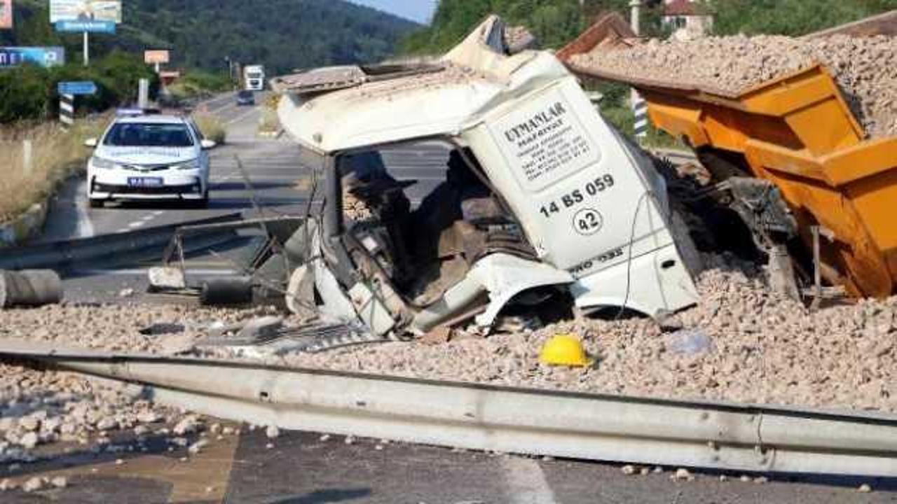 Freni patlayan kamyon toprak yoldan D-100 karayoluna uçtu: 2 yaralı