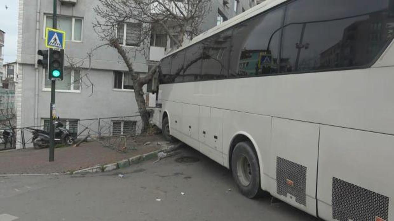 Freni patlayan otobüs dehşet saçtı: Önce ağaca, sonra eve...