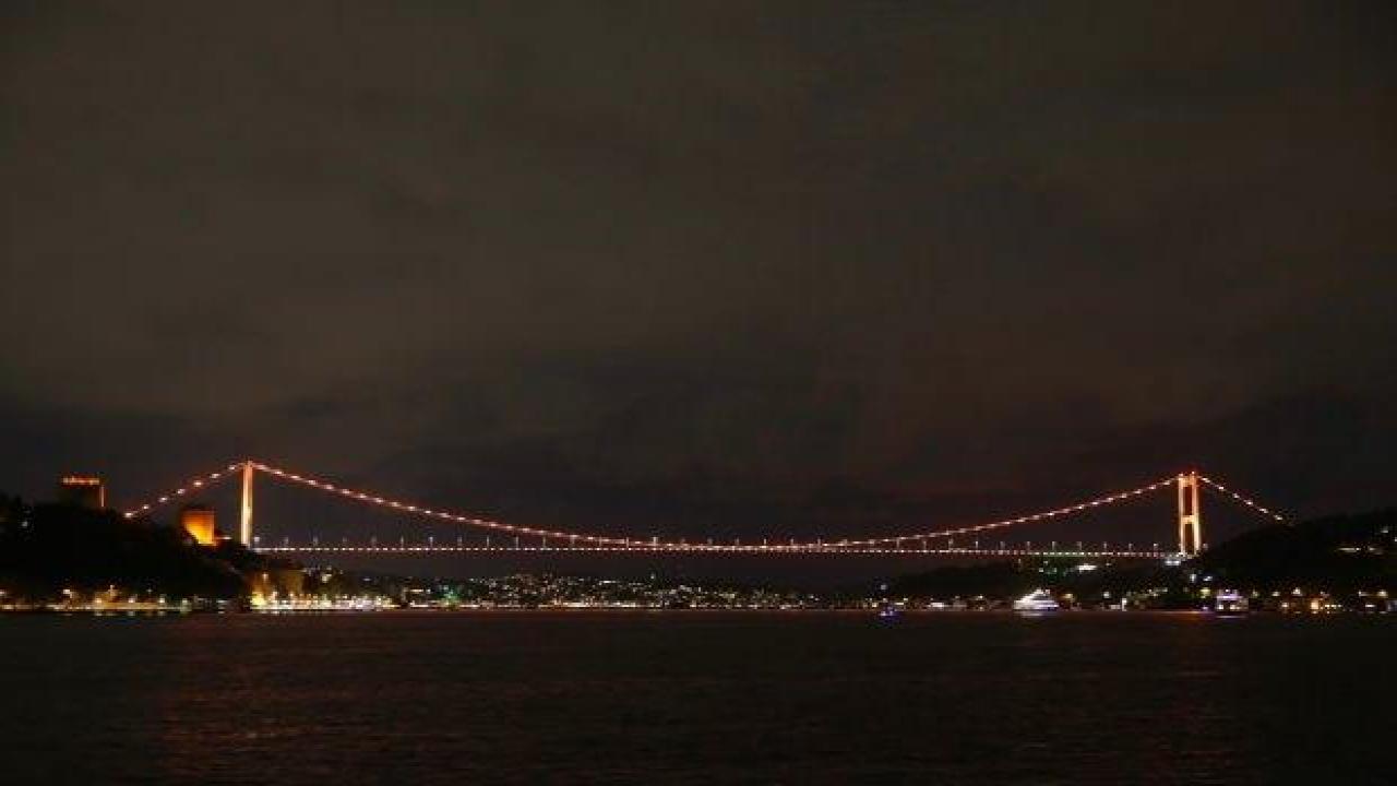 FSM Köprüsü lösemiye dikkati çekmek için turuncu ile ışıklandırıldı
