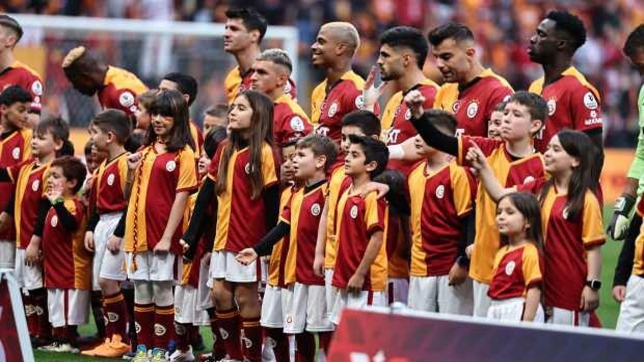 Galatasaray'da zorunlu değişklik! Maça devam edemedi