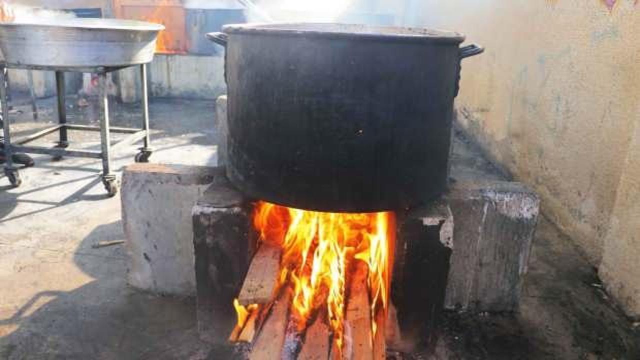 Gaz tükendi! Gazze'de kazanlar odun ateşinde kaynıyor