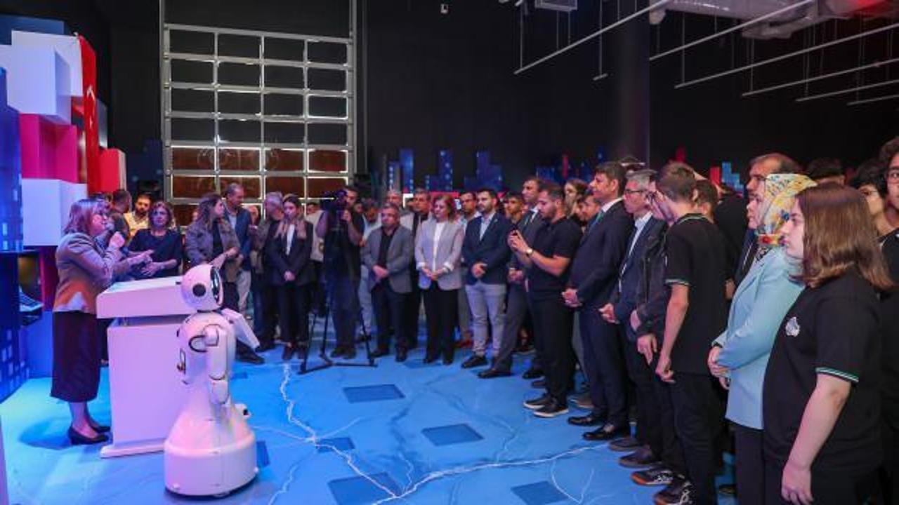 Gaziantep Büyükşehir'den bir ilk! Yapay Zeka ve Dijital Yaşam  temalı sergi alanı açıldı!