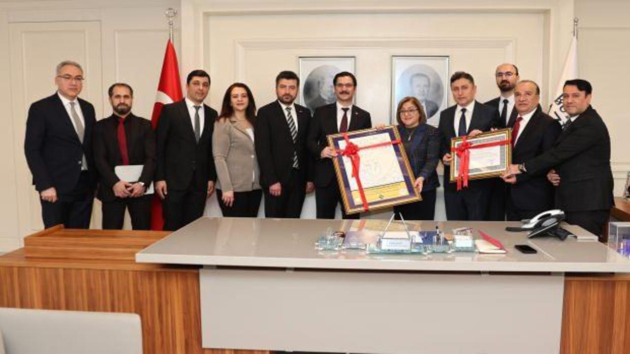 Gaziantep Büyükşehir’e iki önemli belge: Bebek dostu kurum ve beslenme dostu iş yeri