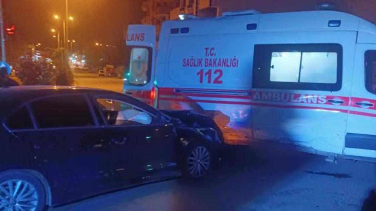 Gaziantep’te, ambulans ile otomobil çarpıştı: 2 yaralı