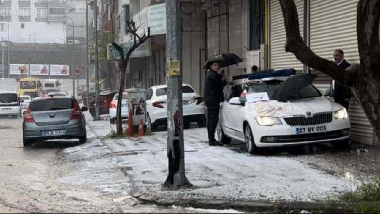 Gaziantep'te dolu sürücülere ve yayalara zor anlar yaşattı