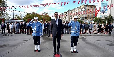 Gaziler Günü Dolayısı ile Kartal'da Atatürk Anıtı'na Çelenk Sunuldu