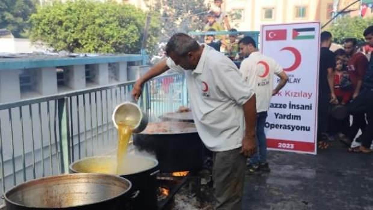 Gazın bittiği Gazze'de Kızılay yemekleri odun ateşiyle pişiriyor